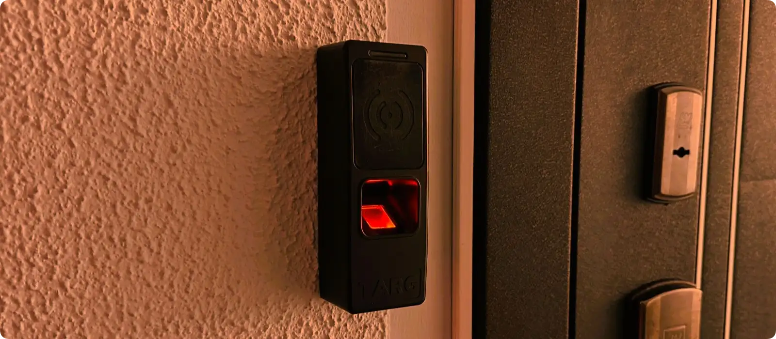 Комбинированный биометрический считыватель отпечатков пальцев и карт RFID