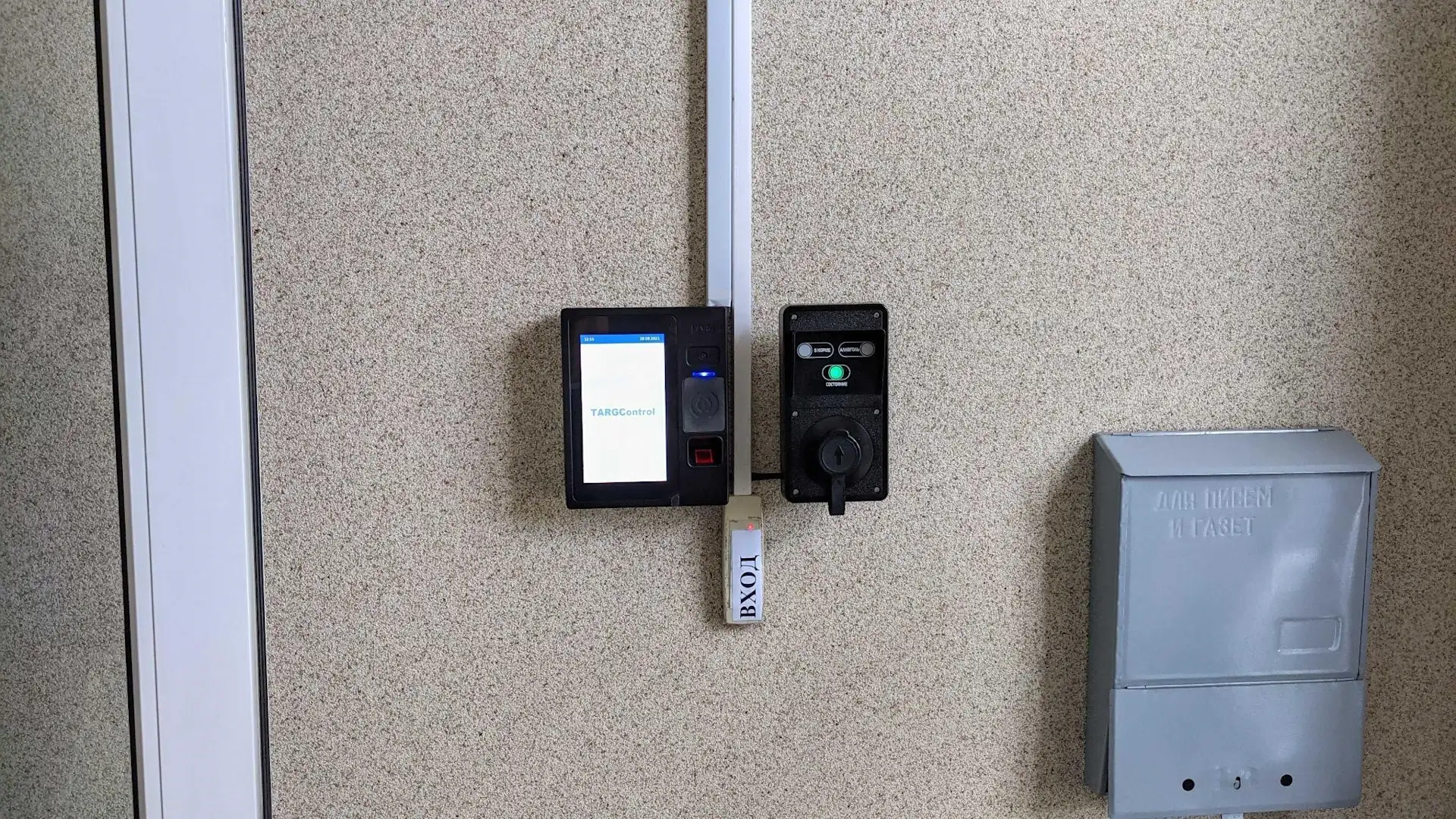 Биометрический терминал со считывателем отпечатков пальцев и карт доступа в связке с алкотестером TC DINGO B-02