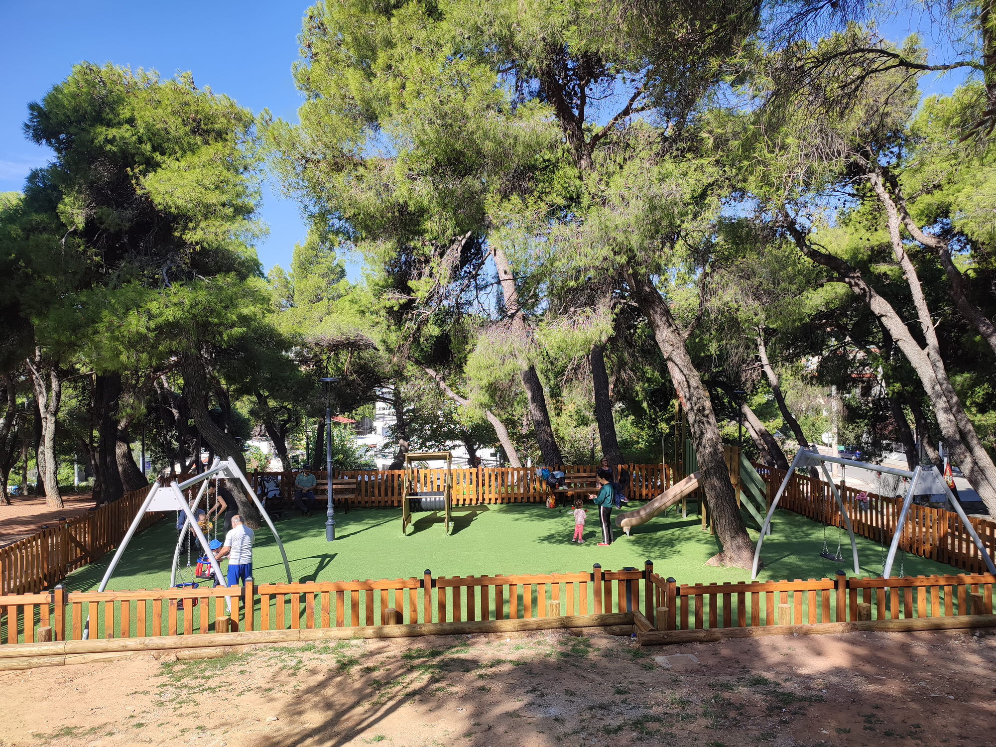 Μια σύγχρονη παιδική χαρά που παρέχει ασφαλείς χώρους αναψυχής και άσκησης.