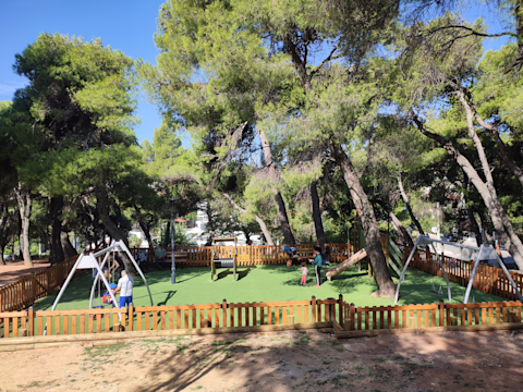 Μια σύγχρονη παιδική χαρά που παρέχει ασφαλείς χώρους αναψυχής και άσκησης.