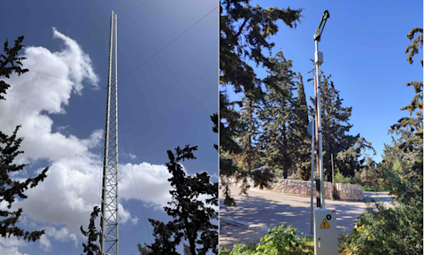 Δύο όψεις ψηλών κατασκευών: ένας πύργος πλέγματος με καλώδια και ένας στύλος με μια τοποθετημένη συσκευή κοντά σε ένα δρόμο, και οι δύο περιτριγυρισμένοι από δέντρα, που χρησιμοποιούνται για την προστασία του περιβάλλοντος και την πρόληψη πυρκαγιών με προηγμένες τεχνολογίες.