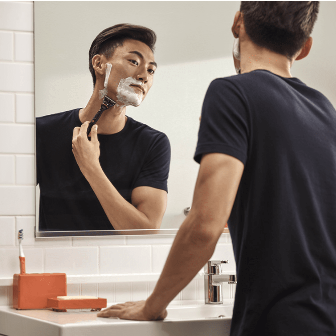 一名男子正在家中使用吉列產品刮鬍子