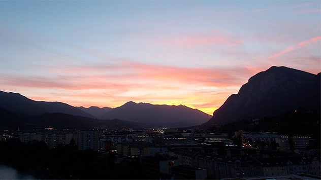 Auch die Alpen "glühen", wie der Blick nach Innsbruck während des Sonnenuntergangs zeigt.