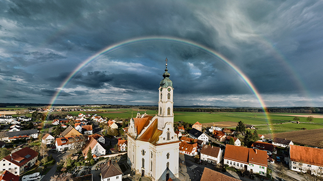 Im oberschwäbischen Bad Schussenried ziert ein doppelter Regenbogen die Wallfahrtskirche. 