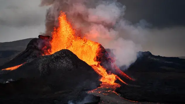 Islandia es conocida por su actividad volcánica, con más de 30 volcanes activos. 
