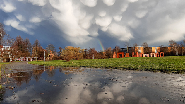 Nach den Schauern bilden sich beutelförmige Wolken am Himmel.