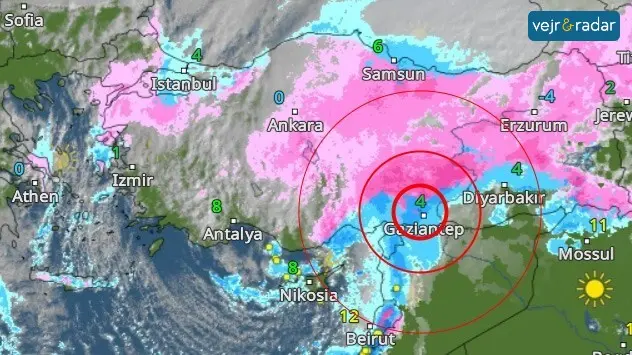 vejrradaren viser sne og regn og epicentret er markeret på kortet