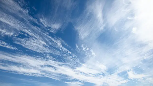 Schleierwolken band- und flockenförmig  am blaune Himmel.