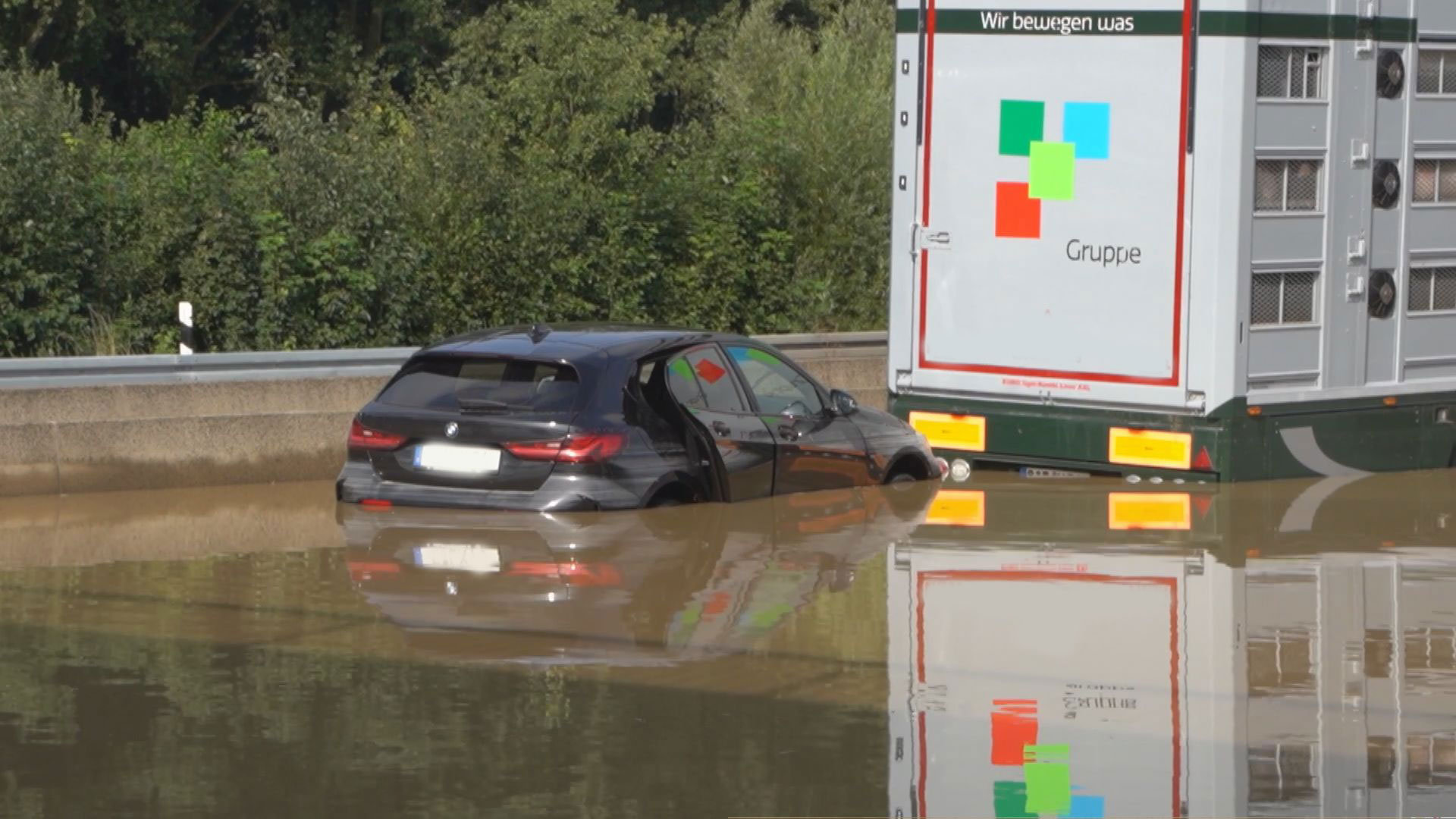 Lkw und Pkw stehen im Wasser auf A2