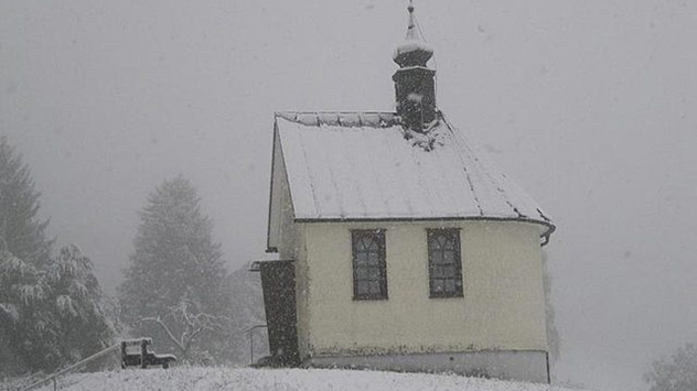 Diese verschneite kleine Kapelle im Allgäu erzeugt fast schon eine vorweihnachtliche Stimmung.