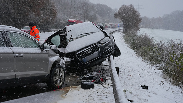 Auto in Leitplanke gefahren