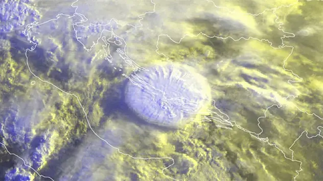 Maandagochtend bevond er zich een krachtige onweersbui boven de Adriatische Zee, die op dit satellietbeeld in een cirkelvorm te zien is. 