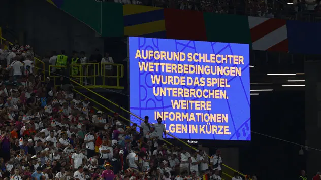 Vanwege de slechte weersituatie in Dortmund werd de wedstrijd Duitsland Denemarken zojuist onderbroken. 