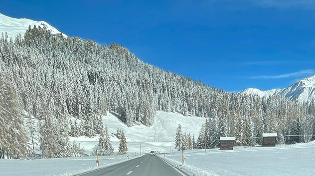 Mehrere Zentimeter Schnee liegen auch im schweizerischen Davos.