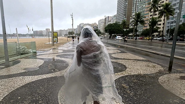 Starker Regen an der Copacabana in Rio de Janeiro