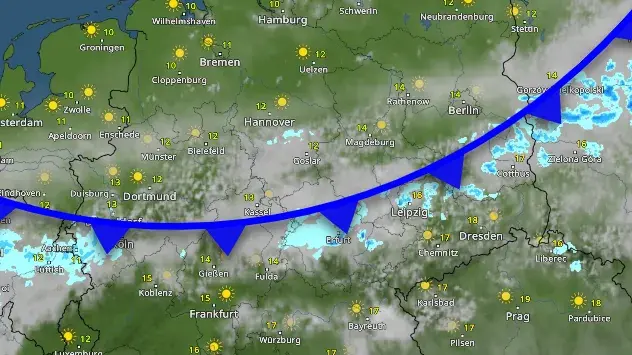 Die Kaltfront zieht mit dichten Wolken von Nord nach Süd über Deutschland und liegt am Vormittag von Berlin bis Köln, Regen bringt sie aber kaum. 