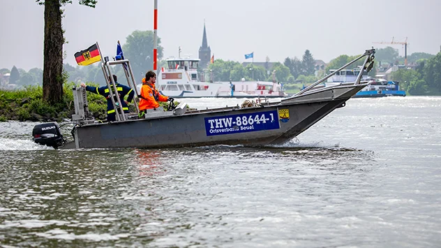Boot vom Technischen Hilfswerk auf dem Rhein 