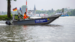 Boot vom Technischen Hilfswerk auf dem Rhein  (c) dpa