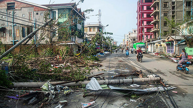 Nach Zyklon MOCHA liegen Laternenpfähle und Bäume in der Stadt Sittwe im Bundesstaat Rakhine in Myanmar auf den Straßen.