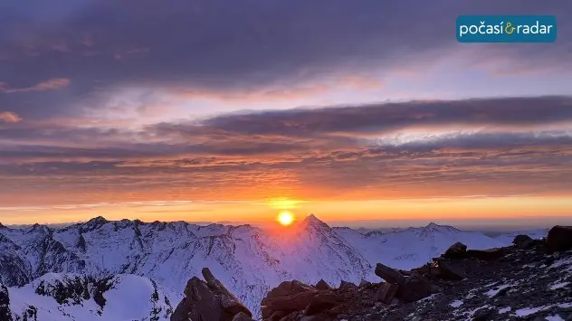 Únorový východ slunce ve Švýcarských Alpách