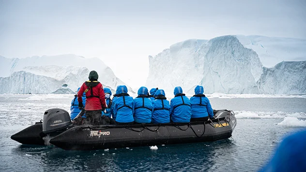 Boot mit Leuten in der Nordwestpassage