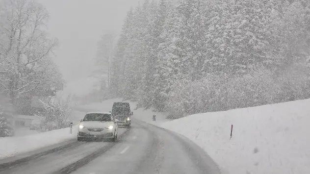 Ein Winterlandschaft mit schneebedeckter Straße