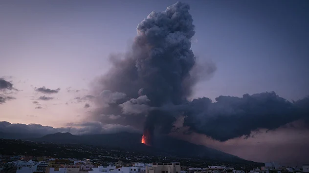 Vulkan auf La Palma stößt Asche und Lava aus