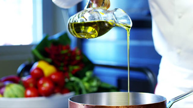 Eine gesunde Lebensweise kann Schäden vermeiden. Wählen Sie bewusst Lebensmittel, die Antioxidantien enthalten, wie zum Beispiel Olivenöl. 
