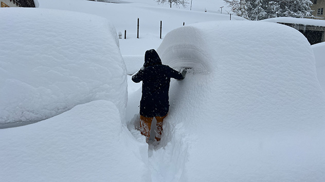 Die Autos sind tief eingeschneit. In den Ortschaften liegt mehr als ein halber Meter Schnee, teilweise auch mehr.