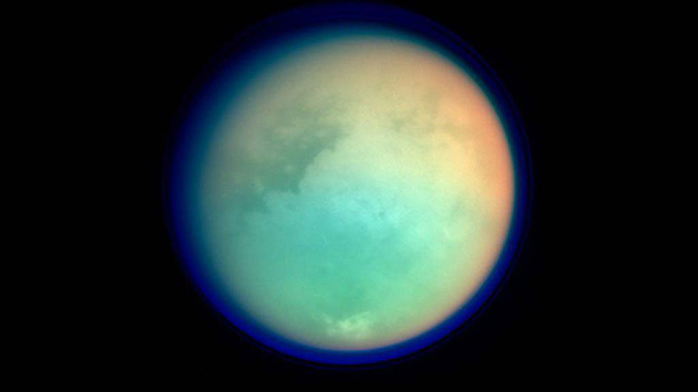 Titan ist der einzige Mond unseres Sonnensystems, der eine dichte Atmosphäre besitzt, in der es sogar ein ausgeprägtes Wettergeschehen gibt.