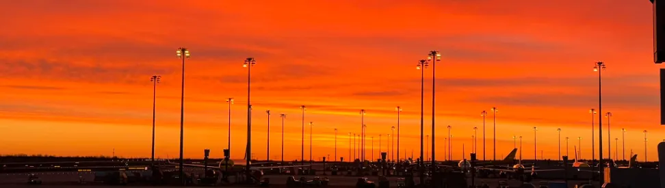 Intensives Morgenrot Flughafen Halle/Leipzig