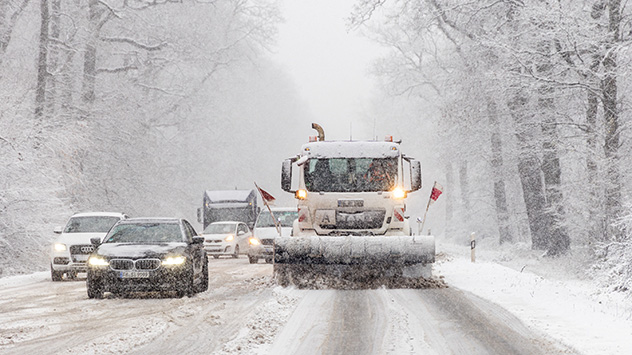 Besonders heftig trifft es den Hochtaunus. Auf der B456 am Saalburgpass kommt es zu erheblichen Behinderungen im Straßenverkehr.