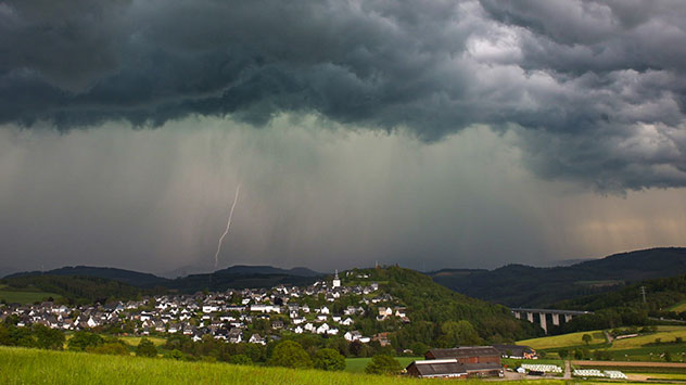 Zwischen dem 20. und 25. Mai gibt es im Westen und Süden Deutschlands immer wieder heftige Unwetter mit örtlichen Überflutungen. 