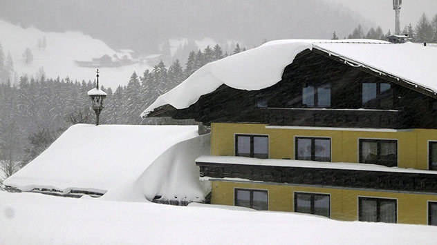 In Wildalpen in der Steiermark ist die Schneelast auf den Dächern enorm. Auch Dachlawinen lösen sich.