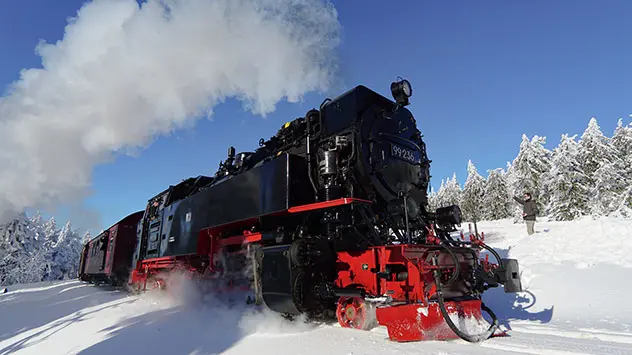 Schöne Winterwanderwege in Deutschland - © Torsten Brehme Die Brockenbahn im Winter.