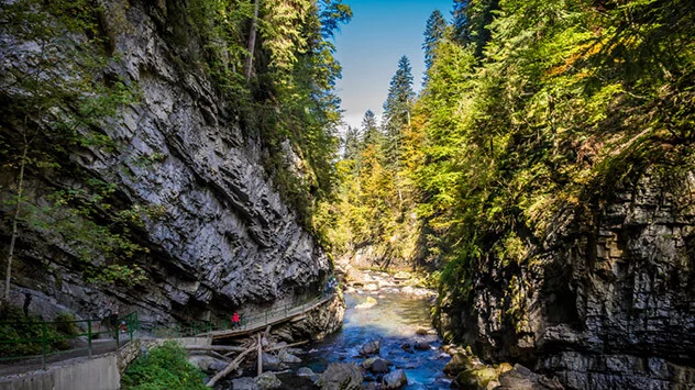 Besucher wandern in der Breitachklamm