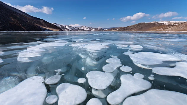 Bulles de méthane gelées dans le lac Baïkal