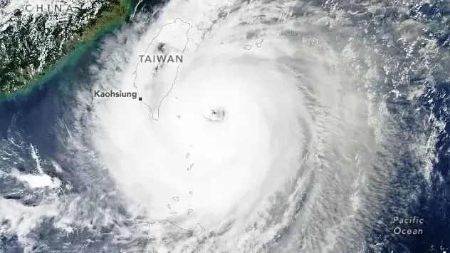 Tajfun Koinu snimljen satelitom dok se približavao Tajvanu u srijedu. - © NASA