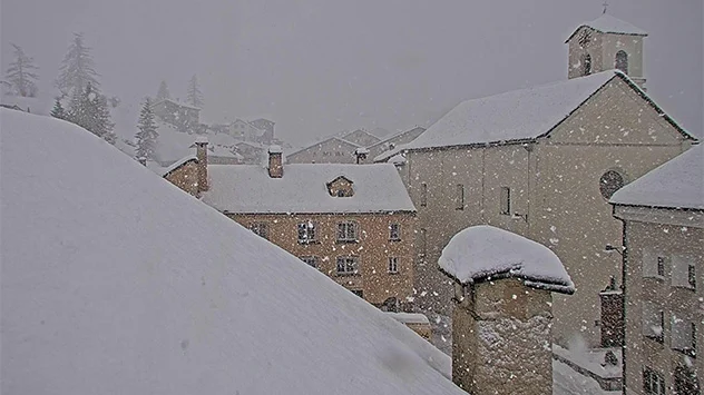 In Teilen des Wallis und im Tessin regnet und schneit es anhaltend stark.