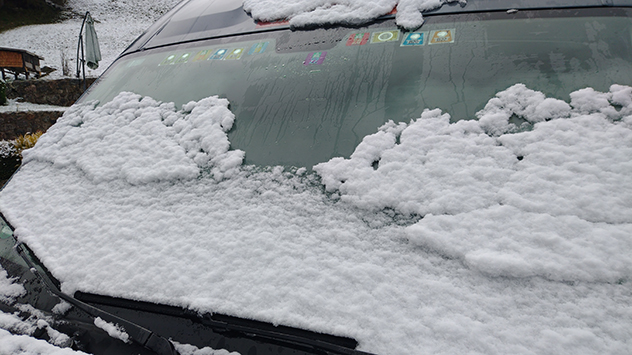 Um die Monatsmitte müssen Autofahrer ihre Windschutzscheiben vom Schnee befreien. Unter anderem im Hochschwarzwald kehrt der Winter kurzzeitig zurück.