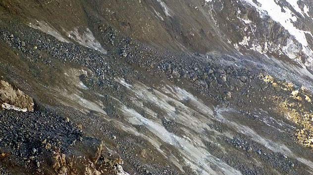 Dezghețarea permafrostului este cauza acestei mari căderi de pietre.