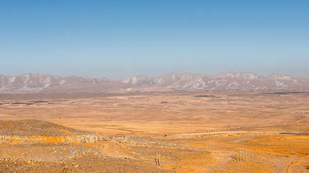 Karge, felsige Landschaft im Iran mit blauen Himmel