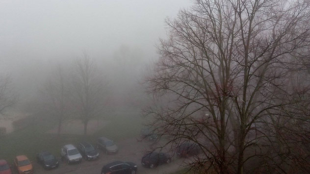 Leipzig liegt am Vormittag in grauen Nebel gehüllt. 
