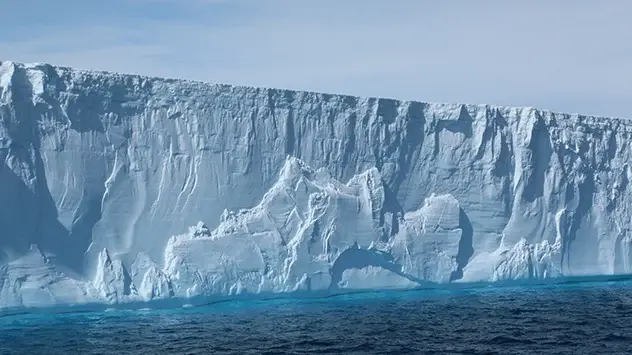 Pločaste sante leda s Antarktika nastavljaju se kretati prema sjeveru oko Južnog pola u Južni Atlantik. Međutim, rijetko su velike kao A23a.