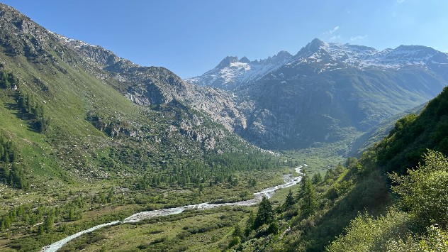 Fluss mit Bergen in den Alpen