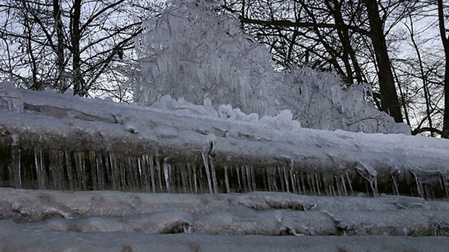 Frostwetter legt dann bizarre Eispanzer um das von KYRILL gefällte Stammholz.