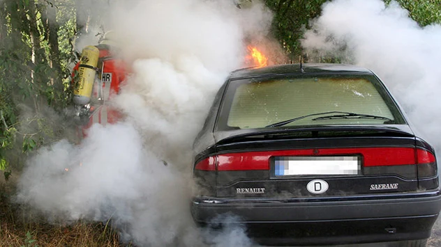 Der glühendheiße Katalysator des Autos verursachtein Feuer. 