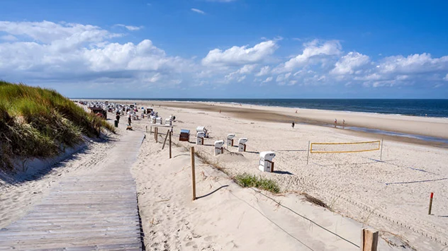 Blick von der Promenade über den breiten Hauptbadestrand von Spiekeroog.