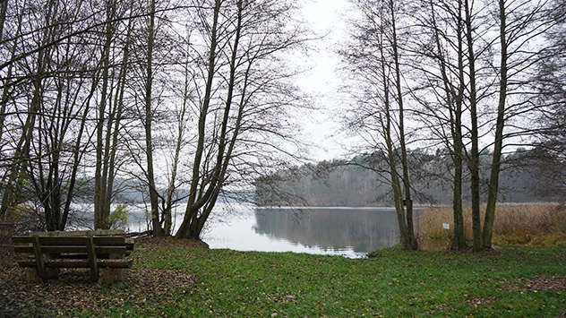Graue Wolken über einem See