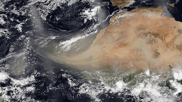 Die Staubfahne aus der Sahara wird weit nach Westen auf den mittleren Atlantik verweht.